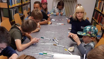 Bild: Gemeindebücherei Friedenfels/exb
Die Kinder durften in der Bücherei in Friedenfels Steine bemalen.