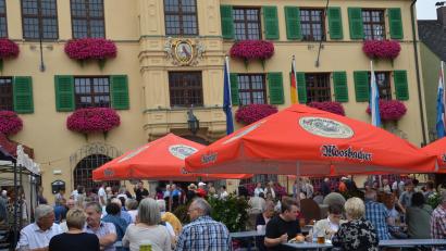Bild: dob
Vor dem Vohenstraußer Rathaus lässt sich einfach beim Altstadtfest der SpVgg bestens feiern.