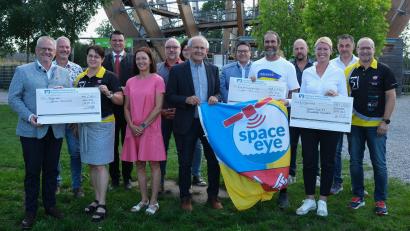 Bild: Hirsch
Skiclub-Vorsitzender Christian Betzlbacher (rechts) und Elke Pitzl von der Volks- und Raiffeisenbank (Dritte von rechts) überreichen insgesamt 3500 Euro an die Vertreter der sozialen Einrichtungen "Space-Eye" und "Schwandorfer Hilfswerk".