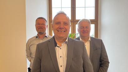 Bild: Christine Hollederer
Der Landkreis hat einen neuen Klimaschutzkoordinator. Landrat Richard ReisingerI (hinten rechts) heißt Martin Kopp (vorne) im Team um ZEN-Vorsitzenden Florian Junkes (hinten links) willkommen.