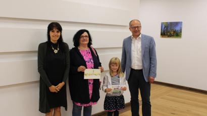Bild: Stadt Kemnath/exb
Die Auswahl für die Motive fiel auf das Kinderbild von Marie Wolfram (Zweite von rechts) und für das Erwachsenen-Bild von Manuela Schelzke (Dritte von rechts).
