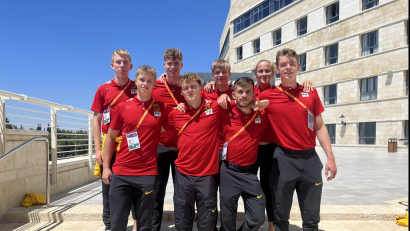 Bild: Achhammer/privat/exb
Die Nominierten für die 100-Meter-Staffel mit ihrer Trainerin in Jerusalem beim Gruppenfoto: Torben Finke (hinten von links) , Ivo Ziebold, Maximilian Achhammer, Trainerin Claudia Marx sowie (vorne von links) Milian Zirbus, Vincent Herbst, Heiko Gussmann und Leonart Hostmann.