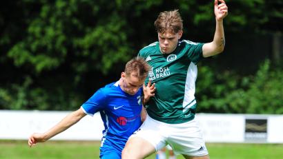 Bild: Thomas Schrems
Kampf war Trumpf in der Partie des SV Mitterteich beim FC Eintracht Münchberg. In dieser Szene bremst SV-Verteidiger David Kolar (rechts) seinen Gegenspieler David Wich aus.