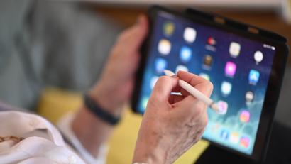 Bild: Uli Deck/dpa
Das Seniorenbüro Parkstein plant eine Handy- und Laptopsprechstunde.