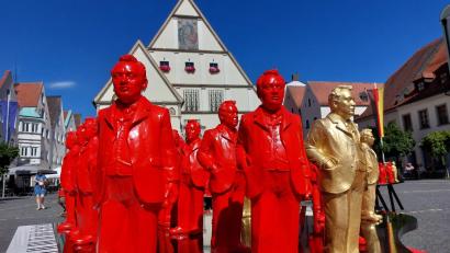 Bild: Kunz
Die Installation "Unser Max" schafft ein beeindruckendes Bild vor dem Alten Rathaus in Weiden.