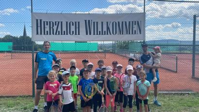 Bild: Ehlerding/exb
Zahlreiche Kinder nahmen am Ferienprogramm des TC Dürnsricht teil und übten sich im Tennisspielen.