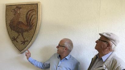 Bild: mma
Bürgermeister Bernhard Lindner (links) freut sich über das wiedergefundene Mosaikwappen von Herbert Demleitner.