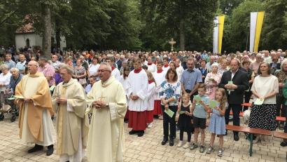 Bild: mma
Am Sonntagvormittag waren zahlreiche Gläubige in die „Naturkathedrale“auf dem Frohnberg gekommen.