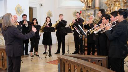 Bild: do
Dirigiert von Dariusz Mikulski, bewies die Meisterklasse der World Brass Association beim 73. Festival junger Künstler Bayreuth in der Eschenbacher Mariahilf-Bergkirche internationale Klasse.