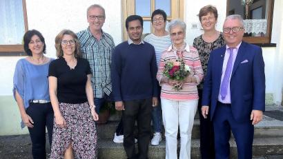 Bild: wro
Anna Burger (Dritte von rechts) feierte am vergangenen Freitag ihren 90. Geburtstag. Zu den Gratulanten gehörten neben ihrer Familie auch Bürgermeister Toni Dutz (rechts), Pfarrvikar James George (Vierter von links) und die Vertreterinnen der Vereine, Antje Thoma (links) vom Frauenbund und Monika Meißner (Vierte von rechts) vom Obst- und Gartenbauverein Wiesau.