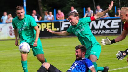 Bild: war
Stephan Herrmann (am Boden) war mit einem Treffer und einem Assist der Matchwinner für den SV Etzenricht im Duell mit dem FC Weiden-Ost (rechts Kapitän Benedikt Sichert).