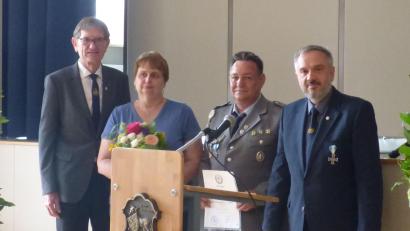 Bild: Elena von der Grün
Der Michelfelder SRK-Vorsitzende Uwe Fischer (Zweiter von rechts) erhielt von BSB-Präsident Richard Drexl (links) und Thomas Semba vom Bezirksverband (rechts) das Große Verdienstkreuz des BSB überreicht. Für Ehefrau Elke gab es einen Blumenstrauß.