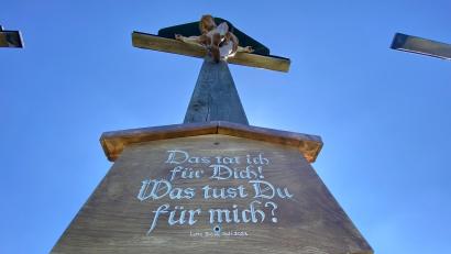 Bild: gri
Die "Heiligen Drei Kreuze" in Freudenberg haben wieder ihre Inschrift erhalten.