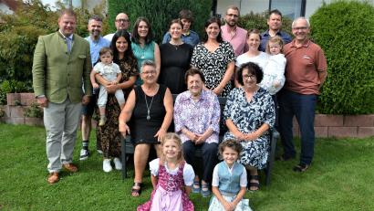 Bild: jr
Mit einem großen Familienfest beging Theresia Zeitler (sitzend, Mitte) ihren 95. Geburtstag. Kinder, Enkel und Urenkel ließen die Jubilarin hochleben. Im Namen der Stadt Mitterteich gratulierte Bürgermeister Stefan Grillmeier (links).