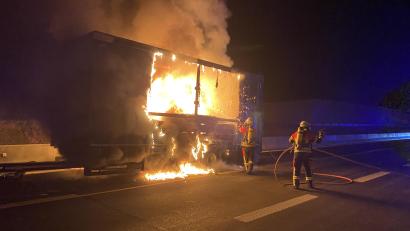 Bild: Kreisbrandinspektion Cham
Auf der Bundesstraße 85 bei Roding stand Sonntagnacht ein Lkw-Anhänger in Vollbrand.