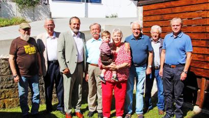 Bild: Caroline Göbel/exb
Bei der Gratulation (von links): Fritz Sauerer (Rollerfreunde), Karl Beer (Bürgerverein), Bürgermeister Frank Zeitler, Jubilar Josef Götz, Urenkel Leander, Edeltraud Götz, Erwin Koppmann, Werner Sack (Fotofreunde) und Walter Elberskirch (Männerverein)