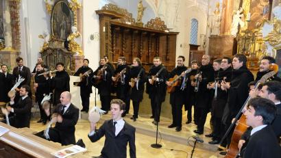 Bild: do
In der traditionellen Universitätstracht der "Tuna" demonstrieren 30 Sänger, begleitet mit viel Musik und tänzerischen Einlagen, den "Spirit of Portugal", so der Titel des Konzertprogramms, in der Klosterkirche Speinshart.