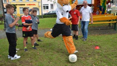 Bild: dob
Sogar der Fußballfuchs war beim Kinderferienprogramm der SpVgg mit von der Partie.
