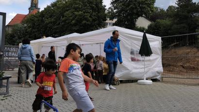 Bild: Arbeitskreis Asyl/exb
Rund um das ehemalige Krankenhaus hat der Arbeitskreis Asyl ein "Buntes Café" mit Spielmöglichkeiten für Kinder und Gesellschaftsmöglichkeiten für Erwachsene organisiert.