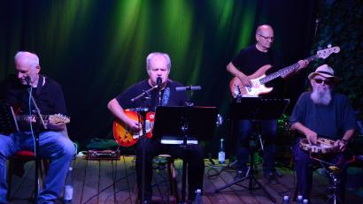 Bild: Kunz
"Red Moon" bringen Blues-Klassiker im Oberpfälzer Dialekt auf die Bühne des Kulturbahnhof in Weiden.