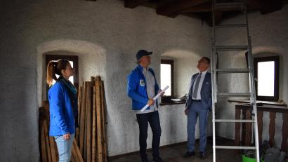 Bild: szl
Die Blicke gehen ins Oberstübchen des Klettnersturms: Besonders sanierungsbedürftig ist der Dachstuhl des Gebäudes. Bei einer Kontrolle 2021 wurden insbesondere Schäden am Abschluss des Turms sowie an den Balken des Dachstuhls festgestellt.