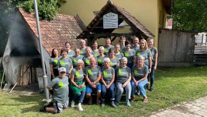 Bild: Kerstin Bodendörfer/exb
Ein Teil des Helfer-Teams vor dem Backofen in Tannlohe.