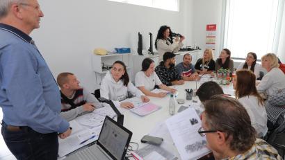 Bild: Wolfgang Steinbacher
Die Metz-Group in Theuern nimmt Integration von Ukrainern selbst in die Hand: Die Firma ermöglicht Deutsch-Kurse für Mitarbeiter. Richard Bäumler ist der Dozent.