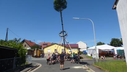 Bild: bk
30 Grad und ein 30 Meter langer Baum: Das Aufstellen ist ein schweißtreibender Kraftakt.