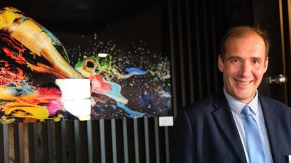 Bild: Hirsch
Paul-Patrick Heitzer erstellt seine Kusntwerke mit Hilfe der künstlichen Intelligenz. Das Motiv mit der Champagner-Flasche ziert auch das Titelblatt der Ausstellungsbroschüre "Champagner & Kunst".