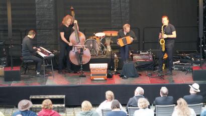 Bild: fvo
Quadro Nuevo mit dem Pianisten Chris Gall, D.D. Lowka, Andreas Hinterseher und Mulo Francel (von links) begeistern beim Hauptkonzert anlässlich des 75. Geburtstag des Hauses Johannisthal