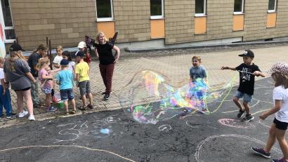 Bild: bey
Wer schafft die größte Seifenblase? Diese Frage stellte sich für die Kinder beim Kinderferienprogramm der Stadtbücherei Pleystein.