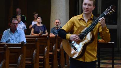 Bild: Kunz
Der ehemalige Domspatz Peter Ermer singt und spielt Gitarre in der Josefskirche in Weiden.