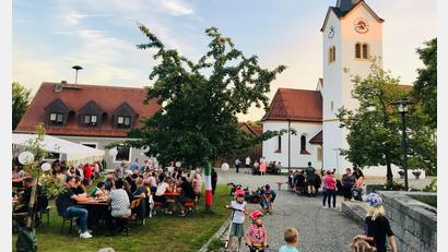 Bild: gri
Eine "italienische Nacht" wird auf dem Dorfplatz in Etsdorf gefeiert. Im Hintergrund die Kirche St. Barbara.