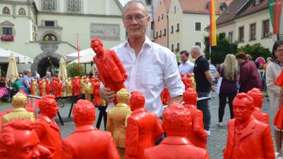 Bild: Kunz
In Weiden präsentiert Ottmar Hörl 150 Max-Reger-Figuren. Ähnliche Darstellungen von Richard Wagner wurden in Bayreuth gestohlen.