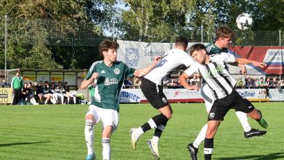Archivbild: Gebert
Der SV Mitterteich empfängt am Mittwoch die SpVgg Bayreuth II. Das Bild zeigt eine Szene aus dem letzten Heimspiel der Stiftländer gegen den FSV Stadeln (1:3). In den grünen Trikots die Mitterteicher Sebastian Bilz und Jakub Nedbaly (links).