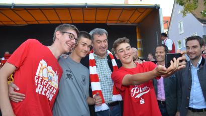 Bild: dob
Mit dem Schal der Spielvereinigung um den Hals war der Ministerpräsident bereit für ein Selfie.