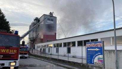 Bild: Kreisbrandinspektion Cham
Zahlreiche Einsatzkräfte waren am Montagmorgen im Landkreis Cham gefordert. In einem Industriegebiet war ein Feuer ausgebrochen.