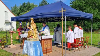 Bild: hok
Der Altarbereich beim Gottesdienst zum Steinfelser Fest war mit der Madonna aus der Schlosskapelle und Kräutersträußchen geschmückt
