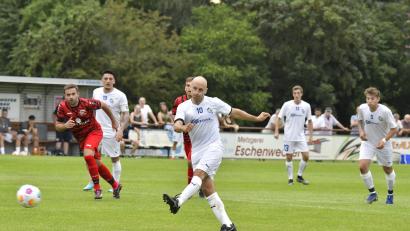 Bild: Hubert Ziegler
No-Look-Elfmeter? Stefan Liermann trifft in dieser Szene per Strafstoß zum 3:1 für den FV Vilseck gegen den SV Schmidmühlen.