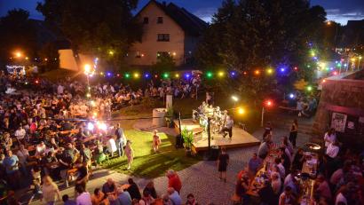Bild: bey
Am Abend sorgen bunte Lichterketten auf dem Festplatz für romantische Atmosphäre.