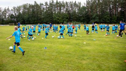 Bild: Bernd Maul/exb
Trainingseinheiten wechselten sich im Fußballcamp in Kauerhof mit Turnieren ab.