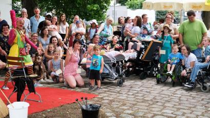 Bild: Florian Neiß/exb
Die Freude bei allen Teilnehmern war groß beim Fest des Kinderpalliativteams Ostbayern im Biergarten Schwandorf.