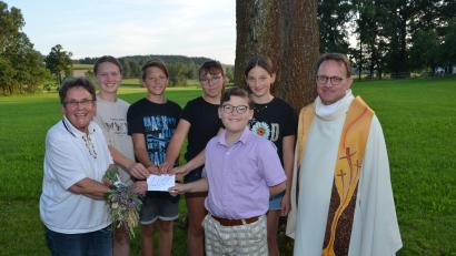 Bild: dob
2000 Euro erhalten die Ministranten von Flohmarktsammlerin Christa Wildenauer für die nächste größere Ausflugsfahrt zur Unterstützung. Dekan Alexander Hösl dankt ihr im Namen alle Messdiener.