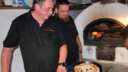 Bild: kro
Rund 350 Pizzen wurden am Montagabend beim Dorf- und Backofenfest in Hermannsreuth verkauft.