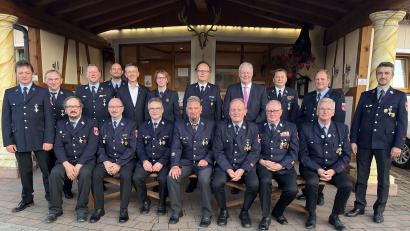 Bild: Christine Hollederer/exb
Für 25 beziehungsweise 40 Jahre aktiven Dienst bekommen Feuerwehrleute aus der Gemeinde Ursensollen das Ehrenzeichen in Silber und Gold. Landrat Richard Reisinger und Kreisbrandrat Christof Strobl (stehend, Vierter und Fünfter von rechts) händigen die Ehrenzeichen in Anwesenheit von Bürgermeister Albert Geitner (stehend, Fünfter von links) aus.