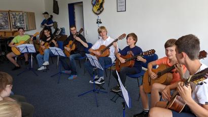 Bild: kwl
Die Vielseitigkeit demonstriert der siebenköpfige Gitarrenspielkreis unter Leitung von Musiklehrer Robert Hösl (Dritter von links) mit Werken von Klassik bis Avantgarde.