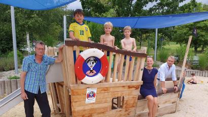 Bild: Lowak
Endlich kann die "Black Pearl" in See stechen. Das Spielschiff wurde mit der Unterstützung des Freibadfördervereins und Beate Savidis angeschafft. Darüber freuen sich nicht nur die Kinder, sondern auch Bürgermeister Karlheinz Budnik.