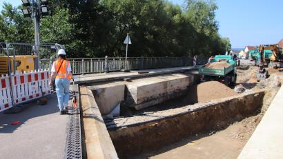 Bild: Thomas Dobler
Zwischen den beiden Schwarzenfelder Naabbrücken wurde das kurze Verbindungsstück der Neue Amberger Straße ausgegraben. Es wird komplett saniert, was die ganze Woche dauert. Der Verkehr muss sich einen anderen Weg suchen.