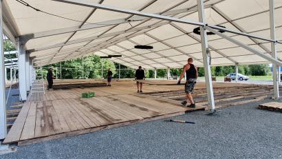 Bild: kaz
Die Aufbauarbeiten für das Wiesenfest haben begonnen. Auf dem Bild verlegen Arbeiter den Holzboden des Festzeltes.