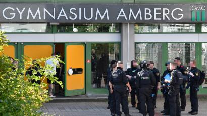 Bild: Petra Hartl
Das sorgte am Mittwoch für Aufsehen in Amberg: Polizeibeamte stehen vor dem Haupteingang des Gregor-Mendel-Gymnasiums.
